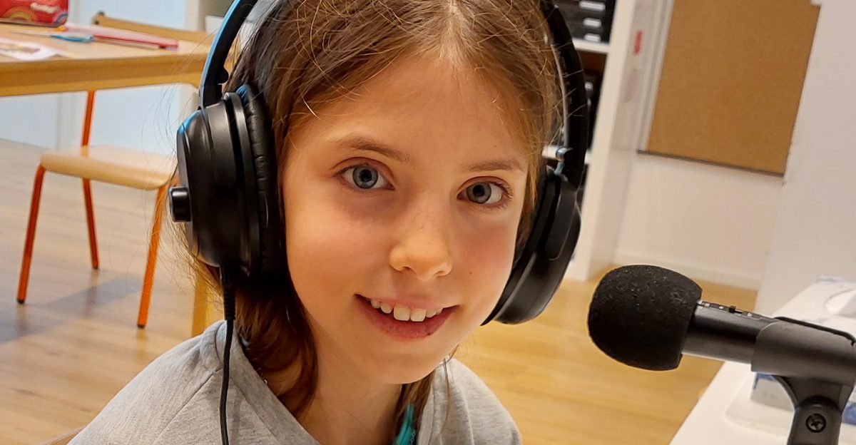 Enfant équipé d'un casque d'écoute Tomatis