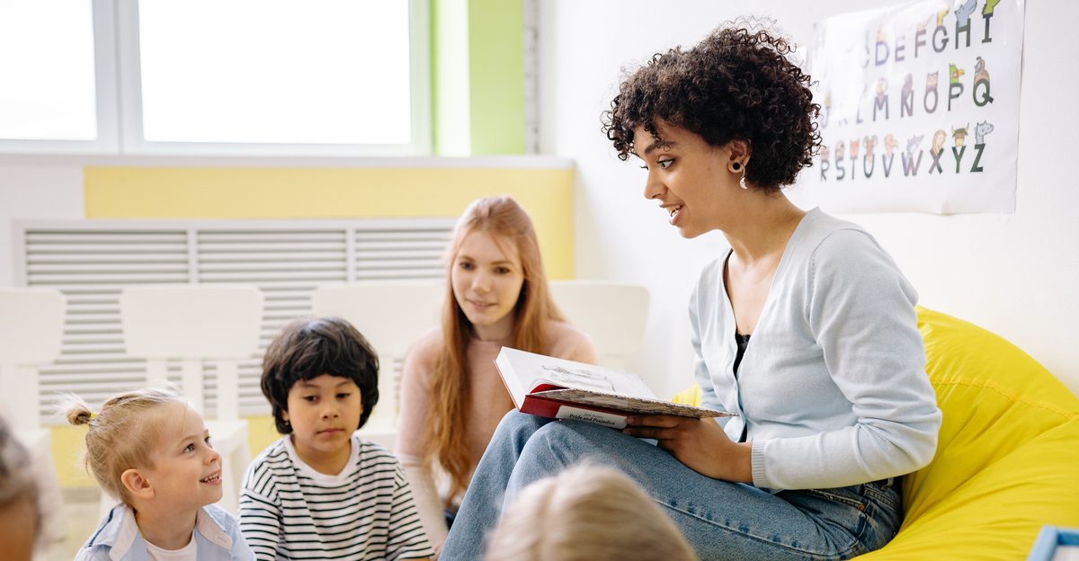 Enseignante lisant une histoire à un groupe d'enfants